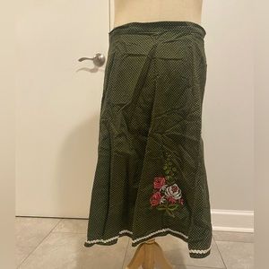 Midi A-Line vintage polka-dot skirt with embroidery.